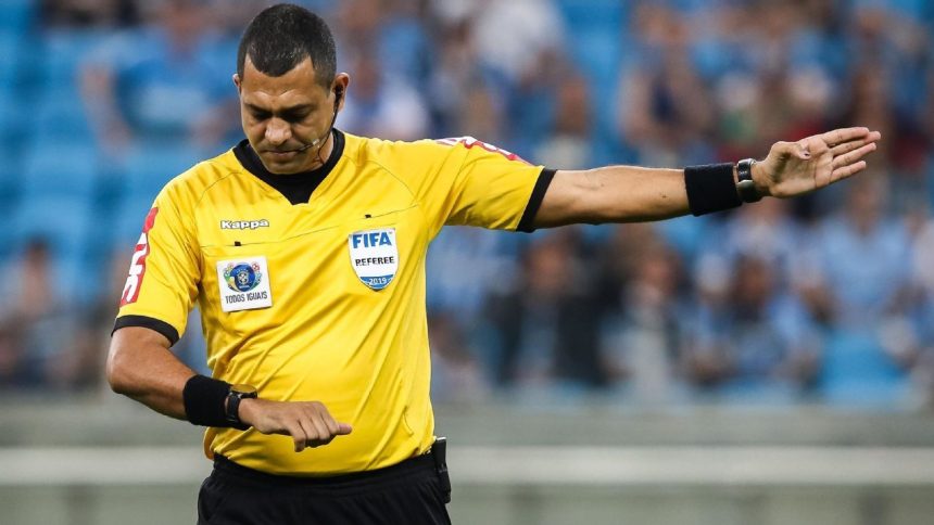 arbitro-de-flamengo-x-fluminense-ja-causou-polemica-por-motivo-inusitado-–-espncom.br