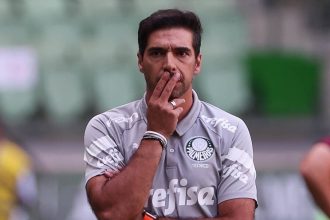 abel-ferreira-faz-um-minuto-de-silencio-e-se-posiciona-–-lance!