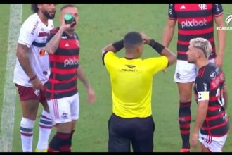 var-chama-arbitro-duas-vezes-para-anular-gol-do-flamengo-–-coluna-do-fla