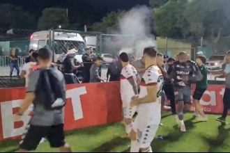 pm-usa-spray-de-pimenta-para-intervir-em-confusao-no-campeonato-carioca-–-no-ataque