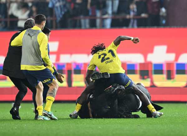 torcida-do-trabzonspor-invade-campo-e-briga-com-atletas-do-fenerbahce-apos-derrota;-veja-–-globo.com