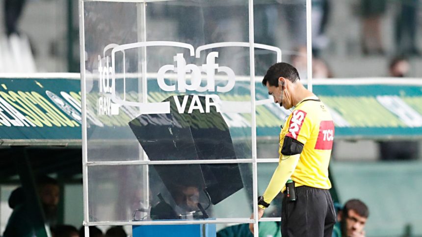 var-faz-primeira-aparicao-em-penalti-marcado-em-maringa-x-coritiba-–-um-dois-esportes