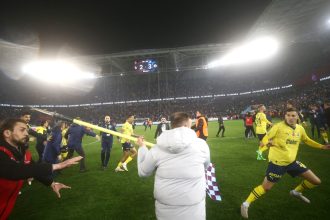 torcida-de-clube-turco-invade-campo-e-agride-jogadores-do-fenerbahce;-assista-–-itatiaia