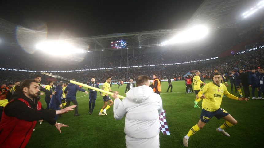 torcida-de-clube-turco-invade-campo-e-agride-jogadores-do-fenerbahce;-assista-–-itatiaia