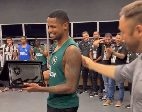 botafogo-homenageia-junior-santos-com-placa-por-artilharia-na-libertadores-–-globo.com