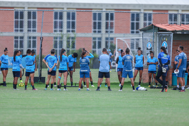 gurias-gremistas-encerram-preparacao-para-encarar-botafogo-–-gremio-foot-ball-porto-alegrense