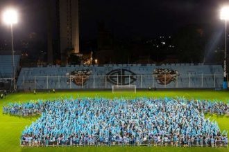 adversario-do-inter-na-estreia-da-copa-sul-americana-cria-‘camisa-humana-gigante’-–-correio-do-povo