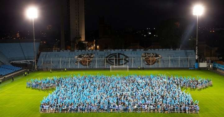 adversario-do-inter-na-estreia-da-copa-sul-americana-cria-‘camisa-humana-gigante’-–-correio-do-povo