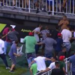 tiros,-bomba-e-barra-de-ferro:-semifinal-de-estadual-e-marcada-por-invasao-no-campo-–-no-ataque