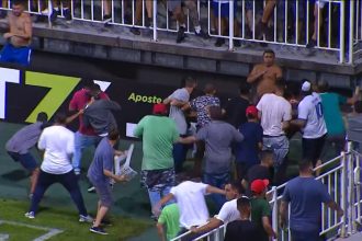 tiros,-bomba-e-barra-de-ferro:-semifinal-de-estadual-e-marcada-por-invasao-no-campo-–-no-ataque