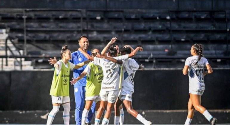 gremio-bate-o-botafogo-e-vence-a-primeira-no-brasileirao-feminino-–-r7.com