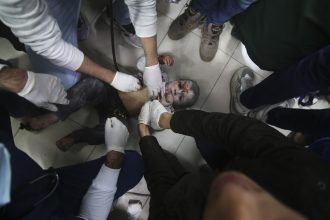 israel-hamas-war:-palestinians-describe-raid-around-gaza-hospital-–-the-associated-press