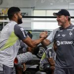 milito-se-apresenta-ao-elenco-do-atletico-mg-e-comanda-treino-para-encarar-cruzeiro-em-decisao-–-globo.com