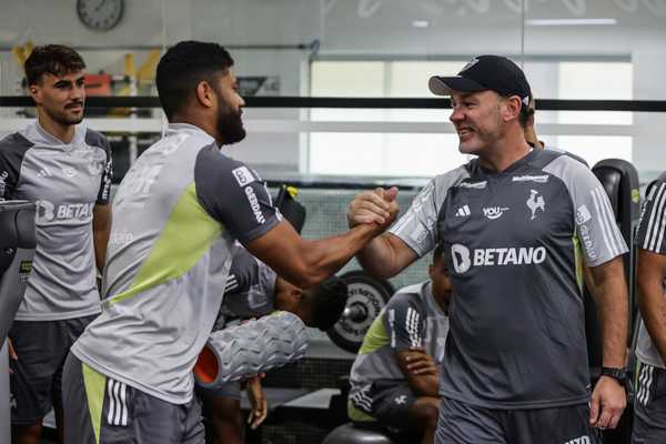 milito-se-apresenta-ao-elenco-do-atletico-mg-e-comanda-treino-para-encarar-cruzeiro-em-decisao-–-globo.com