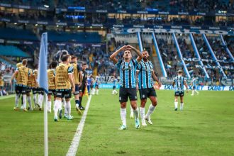 na-arena,-gremio-derrota-o-athletico-pr-e-conquista-a-primeira-vitoria-no-campeonato-brasileiro-–-radio-grenal-–-radio-grenal