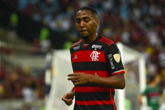 lorran-adota-preparacao-diferente-apos-receber-chances-de-tite-no-flamengo-–-coluna-do-fla