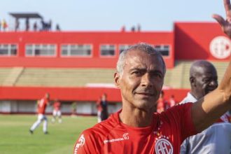 presidente,-romario-ve-do-banco-andre-balada-decidir-para-o-america-–-uol-esporte