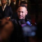 neymar-faz-leilao-‘intimista’-com-poucos-boleiros-e-coro-por-premio-a-vini-–-uol-esporte