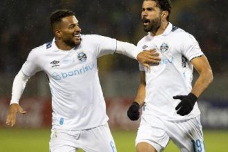 em-campo-encharcado,-gremio-vence-‘batalha’-com-huachipato-e-avanca-–-uol-esporte