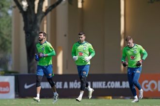 alisson-e-bento-disputam-a-titularidade-da-selecao-brasileira-–-lance!