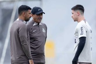 ramon-diaz-tem-papo-com-garro-no-corinthians-e-comanda-primeiro-treino-com-elenco-completo-–-globo.com